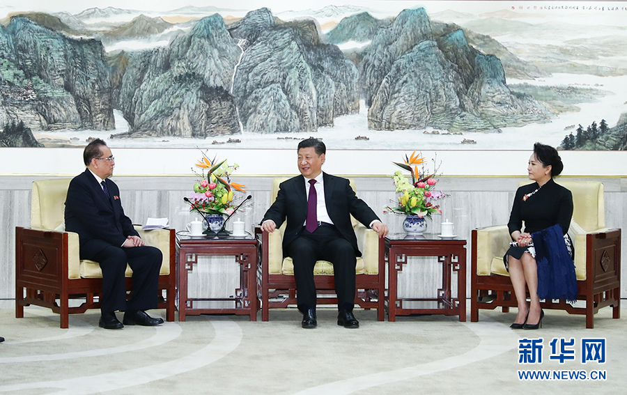 1月27日,中共中央总书记、国家主席习近平和夫人彭丽媛在北京会见以朝鲜劳动党中央政治局委员、中央副委员长、国际部部长李洙墉为团长的朝鲜友好艺术团。 新华社记者 谢环驰 摄