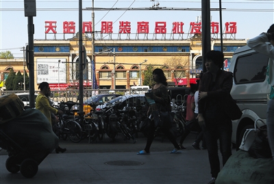 2014年4月4日，天皓成服装商品批发市场。图/视觉中国
