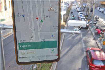 昨日,记者使用新版北京交通APP新增的空余车位导航功能在海淀区苏州街内找到一个空余车位。新京报记者王贵彬 摄