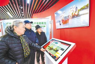 近日,河北省廊坊市广阳区馨境界社区建立“初心馆”,在社区创新形式开展爱国主义教育、传承红色基因。图为居民在“初心馆”内参观。新华社发