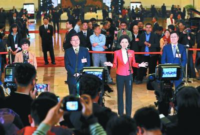 昨天下午,全国政协十三届二次会议首场“委员通道”开启,9名来自不同界别的全国政协委员分批亮相,并与中外媒体记者进行面对面的交流。 本报记者 孙戉摄