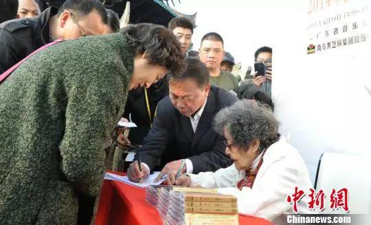 巫漪丽在广西签售新专辑。 林浩 摄