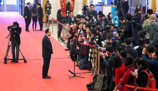 雒树刚在接受记者采访 中新社记者 富田 摄(来源:中新网)