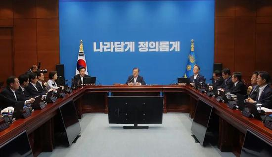 8月2日,在韩国首尔,韩国总统文在寅(中)主持召开紧急国务会议。新华社/美联