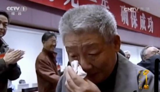 ▲ 嫦娥一号成功绕月,孙家栋擦拭喜悦的泪水