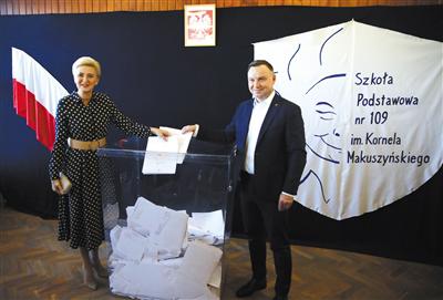 10月13日，波兰克拉科夫，波兰举行议会选举，波兰总统安杰伊·杜达在当地投票站投票。图/视觉中国