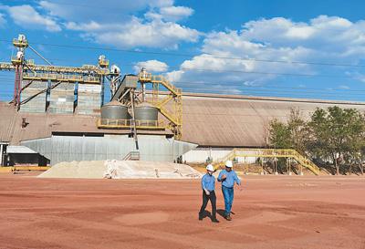 随着中拉经贸关系不断深化，越来越多的中国企业到拉美国家投资兴业，为当地创造了大量就业岗位，也为地区经济注入活力。图为在一家中企收购的巴西农产品贸易公司，当地工作人员刚刚检查完玉米储存仓。
