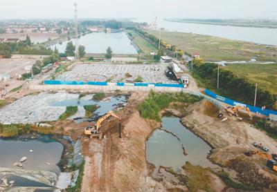 江苏泰兴市漠视整改要求，数万吨化工废料和污泥堆放在长江边。 　　新华社记者 季春鹏摄