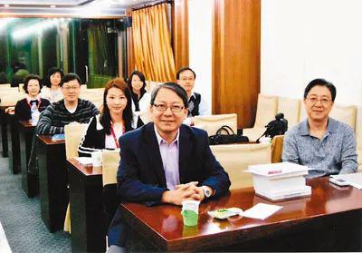 △陈国基与同事一路在交际学院上课