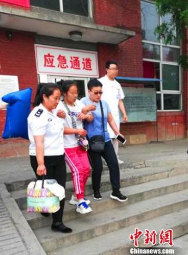 女子突发心脏病倒地喊“救命” 公交司机带头救人