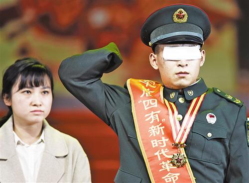 在陆军首届“四有”新时代革命军人标兵颁奖仪式上,杜富国敬军礼(1月23日摄)。 新华社记者 张永进摄