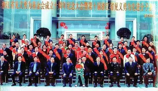 2005年11月，习近平抱着小李敏合影（资料图）
