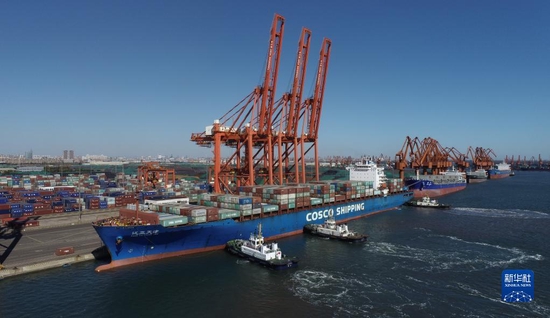 10月23日，一艘轮船在拖轮的协助下向唐山港京唐港区集装箱码头靠泊（无人机照片）。新华社记者 朱旭东 摄