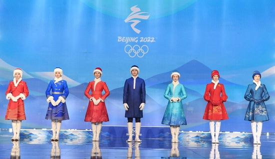 颁奖礼仪服装。北京冬奥组委供图