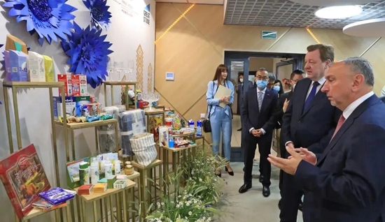 2022年7月6日，在位于白俄羅斯明斯克郊區的中白工業園，嘉賓觀看準備銷往中國的白俄羅斯商品。新華社發