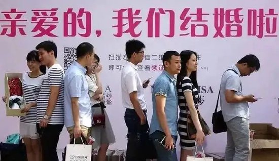 婚姻登記處外的青年男女 圖源:新京報評論