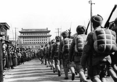 1949年1月31日,北平和平解放,2月3日,广大市民热烈欢迎人民解放军入城。(资料图)