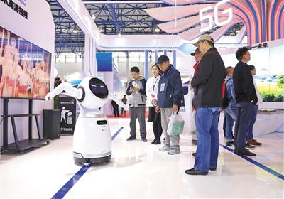 10月25日，第二十二届中国北京国际科技产业博览会上，正在跳舞的机器人吸引市民围观。本版摄影/新京报记者 王飞