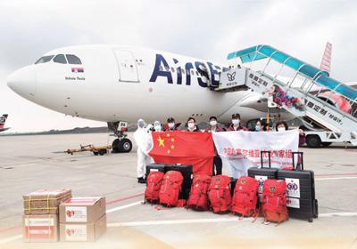  3月21日，中国赴塞尔维亚抗疫医疗专家组在广州白云国际机场登机前合影。新华社发