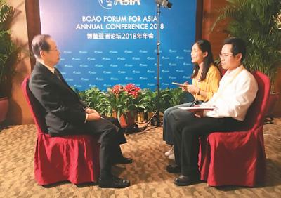 图为福田康夫(左)正在接受本报记者采访。 王筱媚摄