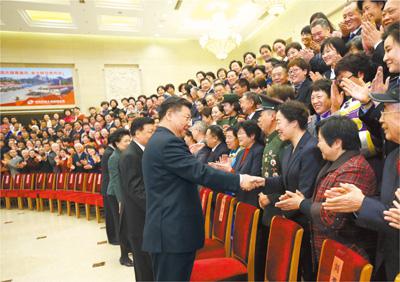  2016年12月12日，党和国家领导人习近平、刘云山等在北京会见第一届全国文明家庭代表。新华社记者 马占成摄