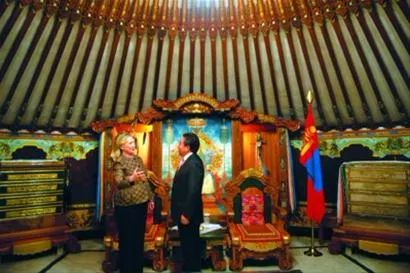 2012年，希拉里到访蒙古，与时任蒙古总统额勒贝格道尔吉会见