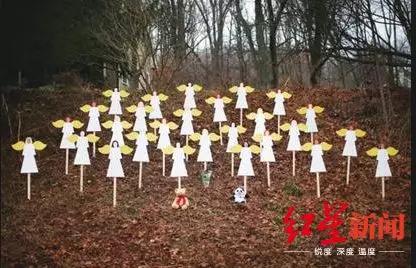 ↑桑迪胡克小学为纪念枪击事件树立起的木板天使(图自BBC)