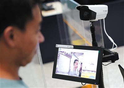 7月25日，北京首都国际机场T3航站楼。高效安检通道旅客面部引导小屏可实现人脸自动抓拍、比对。