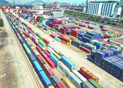 作为“一带一路”国际经贸合作的首个实体项目，中哈连云港国际物流合作基地投产运营4年来，已逐渐成为中亚五国过境运输、仓储物流、往来贸易的重要平台。耿玉和摄 光明图片/视觉中国