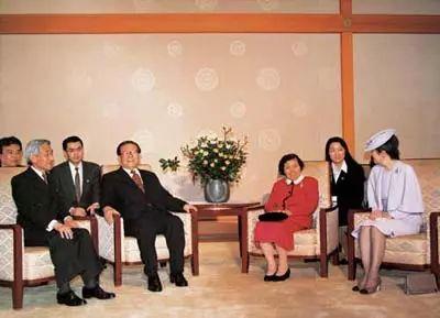 △1998年11月，江泽民夫妇在日本皇宫同日本明仁天皇夫妇会面