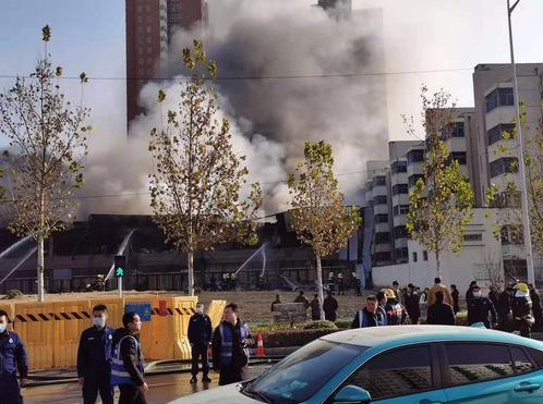 郑州一处仓库着火，现场浓烟滚滚！警方最新通