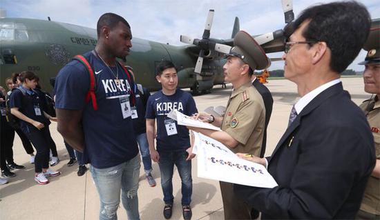 美裔韩国篮球队队员与朝方人接机人士 （图片来源：《东亚日报》）