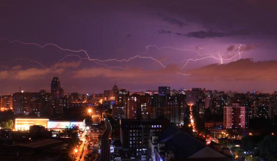 昨晚雷电交加,暴雨來袭。刘培恩摄