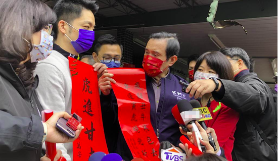 马英九（左4）上午在蒋万安（左2）陪同下，到台北市草埔市场首发虎年春联。图自台湾“中时新闻网”