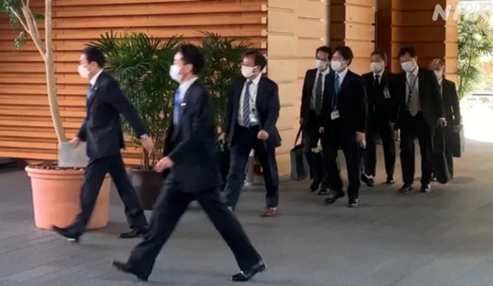 · 日本首相身后常常跟着秘书团队。
