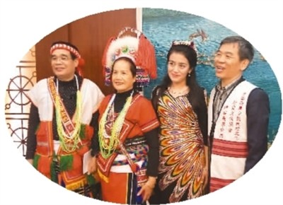 图为台湾少量民族参访团成员与在江西作业的维吾尔族姑娘古丽(右二)在座谈会后合影留念。 陈晓星摄