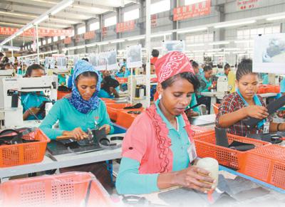 2017年6月，在埃塞俄比亚首都亚的斯亚贝巴的东方工业园里，华坚鞋业公司员工正在生产线上工作。本报记者 暨佩娟摄