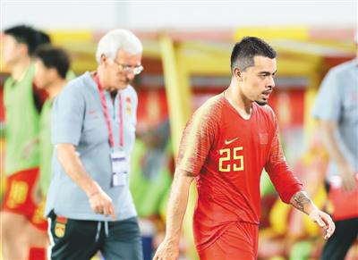 中国队主教练里皮与球员李可（右）在比赛后离场。
　　新华社记者 曹 灿摄