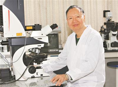 卢永根在实验室。
