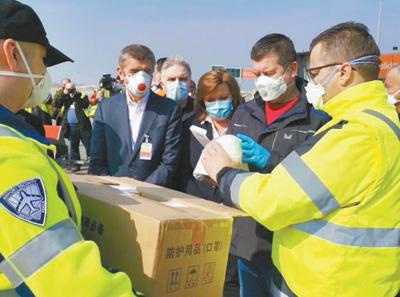  3月20日，捷克政府自中国采购的第二批防疫物资由中国东方航空包机承运抵达布拉格国际机场。图为捷克总理巴比什（左二）等赴机场迎接。中国驻捷克大使馆供图