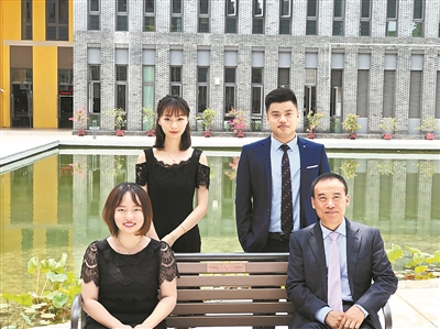 李芷璇（前左）和严丹阳（后左）坐在有自己名字标牌的长椅上，与中国工程院院士、香港中文大学（深圳）校长徐扬生（前右）合影。