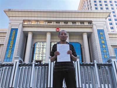 7月18日上午，李锦莲前往江西省高院递交国家赔偿申请。代睿 摄