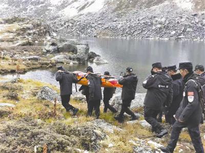 女子非法穿越雪山左腿骨折被困3天 烧内衣裤求救