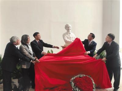 昨日，纪念大会上，李佩雕像揭幕。 吴静 摄