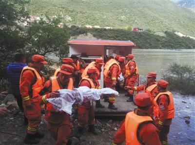 10月12日，江达县波罗乡，森林消防用渡船将救援物资送达波罗乡安置点。