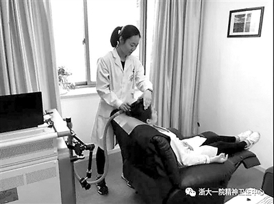 浙大一院精神卫生医生正在使用的就是物理干预治疗（rTMS）的仪器