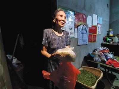 6月13日晚,阜阳市颍泉区行流镇邱营村,独居的王素清拿着一袋治疗肺病的草药。