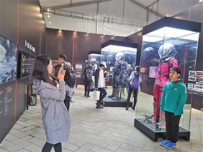  《流浪地球》主题展展出了电影服装道具，吸引小朋友拍照。新京报记者 张璐 摄