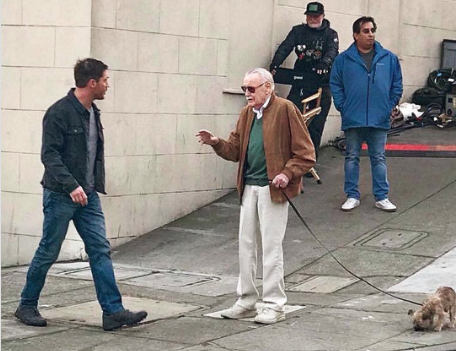  在最新上映的漫威电影《毒液》中，斯坦·李客串了一位过路行人。（推特）