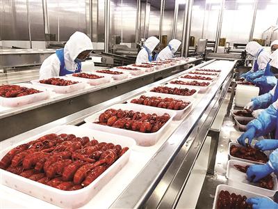 经过反复浸泡清洗后的小龙虾进入蒸箱后,添上配料即将登上餐桌
